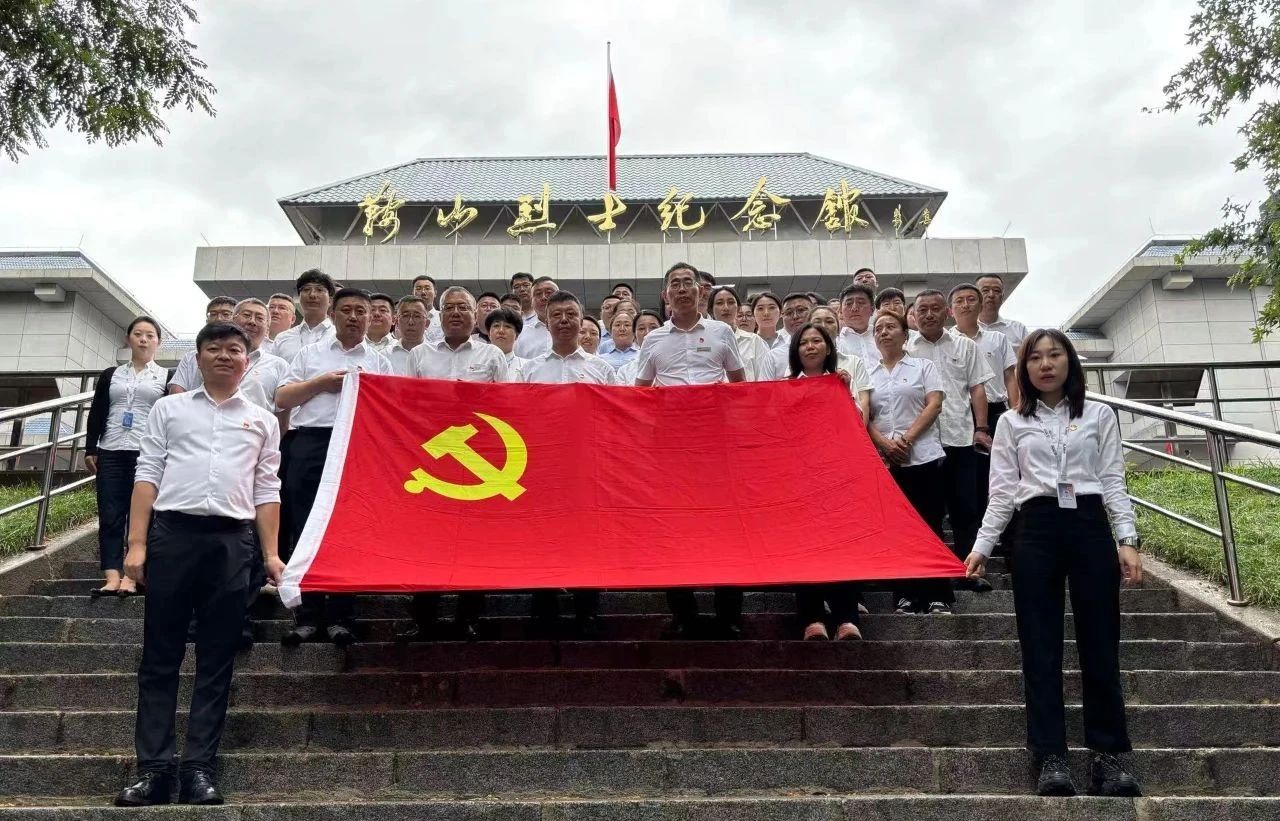 鞍勤集團(tuán)、公服集團(tuán)開(kāi)展“憶初心、強(qiáng)黨性、轉(zhuǎn)作風(fēng)、建新功”慶“七·一”主題黨日活動(dòng)