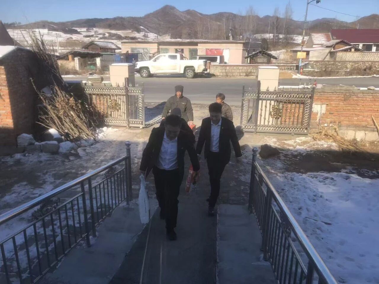 情暖元旦 心系學(xué)子——迎賓汽車公司黨支部開展走訪慰問(wèn)活動(dòng)